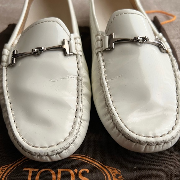Tod’s Gommino Driving Shoes in White Patent Leather. Size 38. - Picture 3 of 7